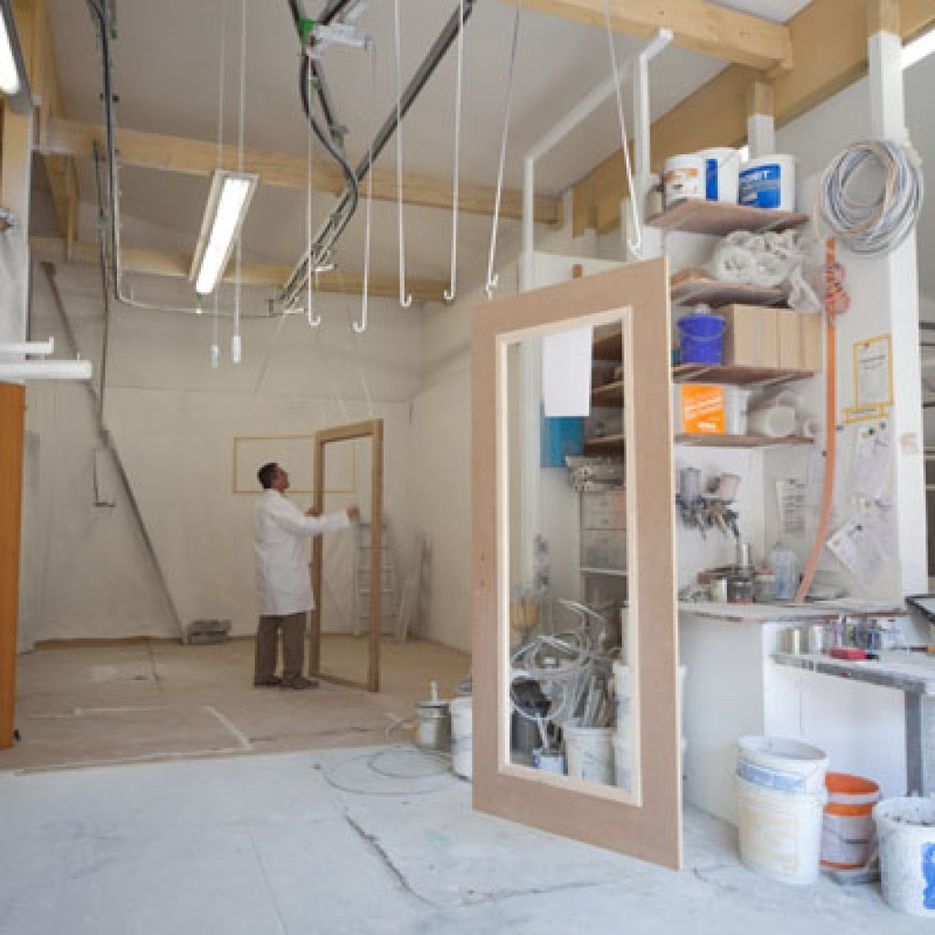 Werkstattraum mit Spritzkabine