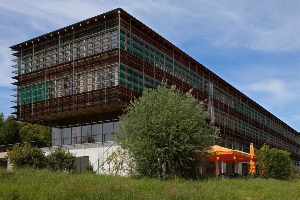 Das Bildungszentrum Wald in Lyss von aussen - das Büro von Codoc ist im 2. Stock