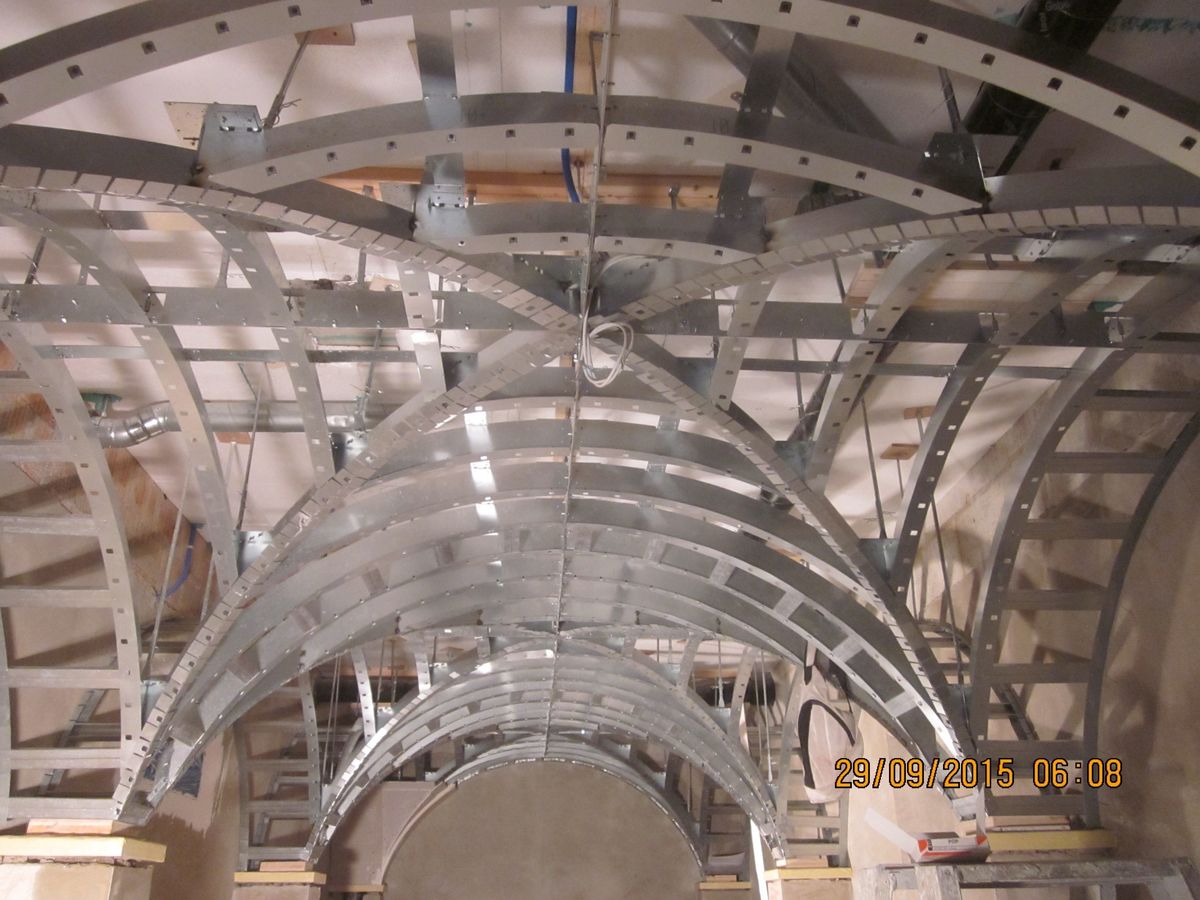 Hier die Verkleidung mit Gipskartonplatten & Verputz bei Leichtbaukonstruktion am Kreuzgewölbe