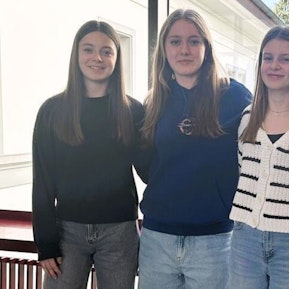 Riana, Rebecca und Annina, Lernende 10. Schuljahr 2024/25 Riana, Rebecca und Annina, Lernende 10. Schuljahr 2024/25