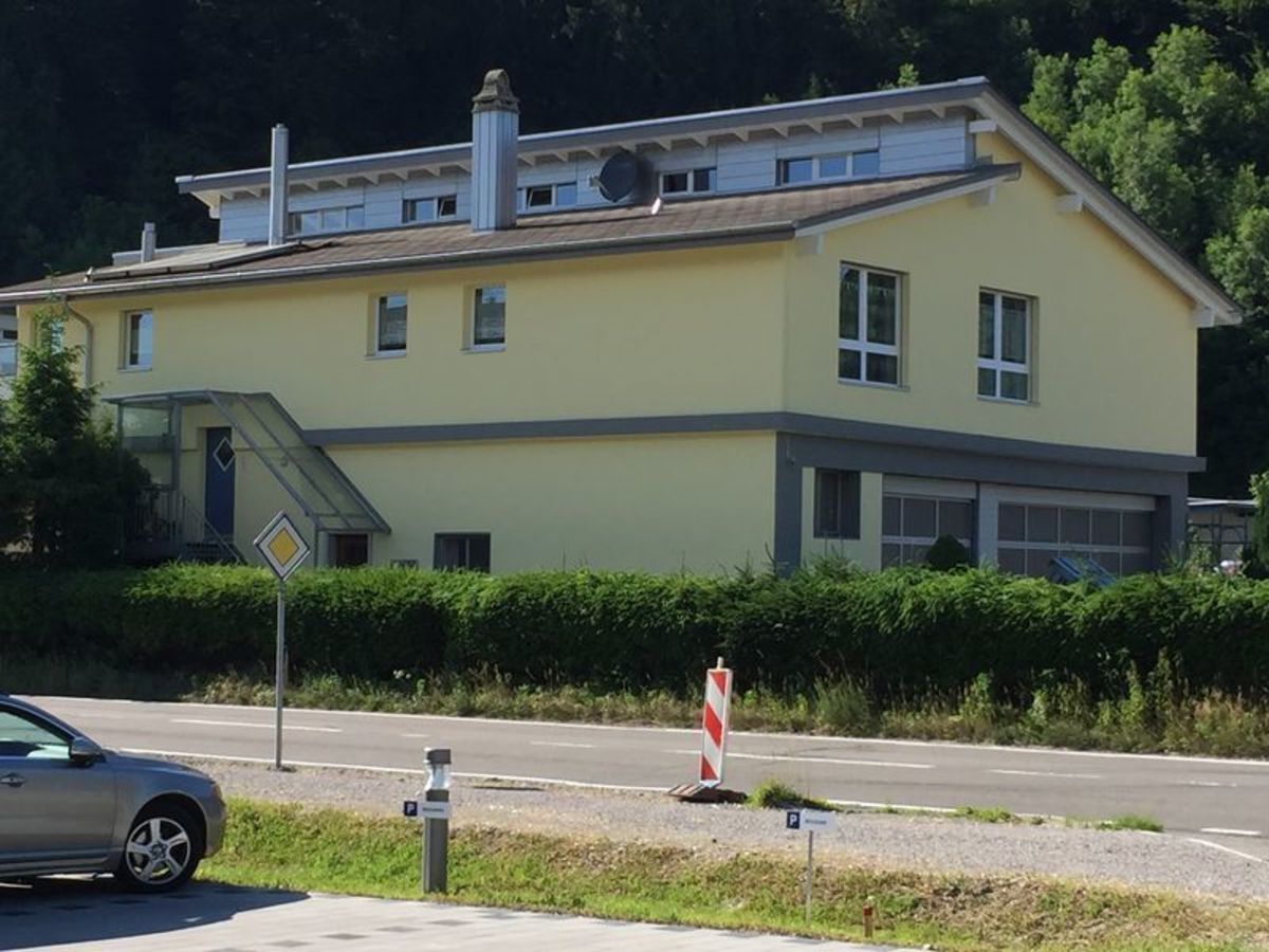 Wohnhaus mit Garage